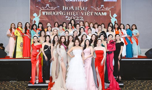 Các thí sinh và dàn giám khảo Hoa hậu Thương hiệu Việt Nam 2022. Ảnh: BTC.