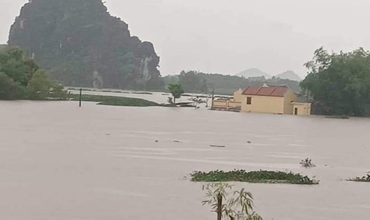 Nhiều nhà dân tại huyện Gia Viễn (Ninh Bình) bị ngập sâu trong nước. Ảnh: NT