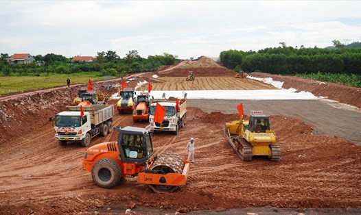 Cao tốc Cam Lộ - La Sơn đoạn qua Thừa Thiên Huế đang giai đoạn nước rút.