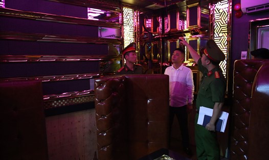 Lực lượng chức năng quận Hai Bà Trưng, Hà Nội kiểm tra công tác phòng cháy chữa cháy của quán karaoke. Ảnh: Đ.Thành