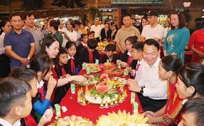 Phó Chủ tịch nước Võ Thị Ánh Xuân vui Tết Trung thu với học sinh vùng cao Yên Bái. Ảnh: CTV