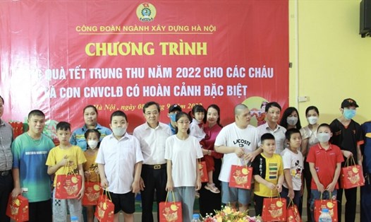 Công đoàn ngành Xây dựng Hà Nội tổ chức chương trình tặng quà Tết Trung thu cho con công nhân lao động. Ảnh: CĐN