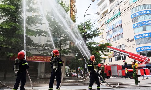 Lực lượng Cảnh sát phòng cháy chữa cháy và cứu nạn, cứu hộ Tuyên Quang diễn tập tại cơ sở kinh doanh karaoke. Ảnh: CATQ