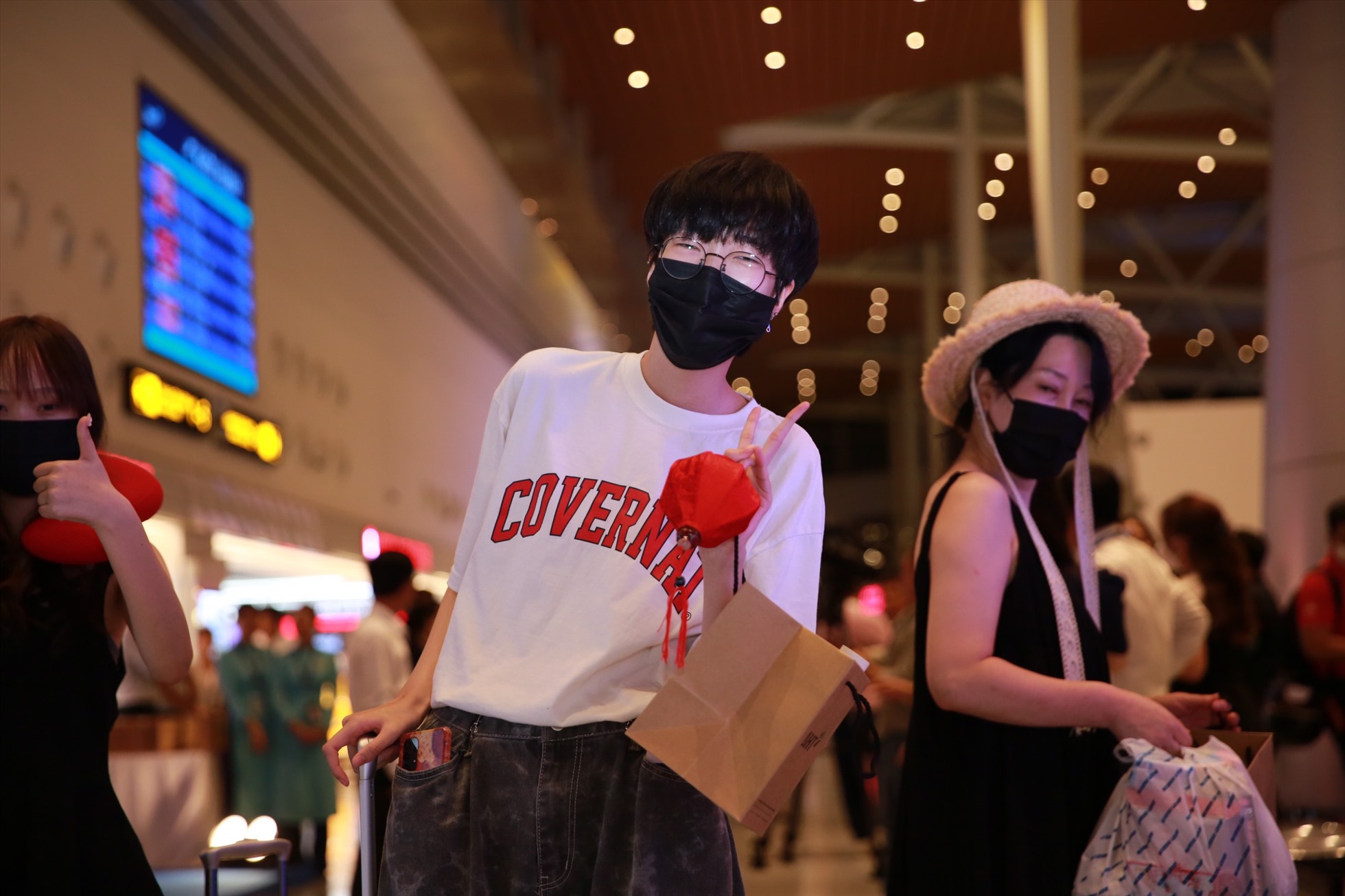 Du khách hào hứng, bất ngờ khi được nhận quà