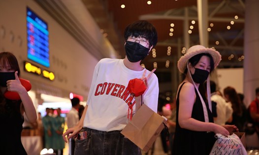 Du khách hào hứng, bất ngờ khi được nhận quà