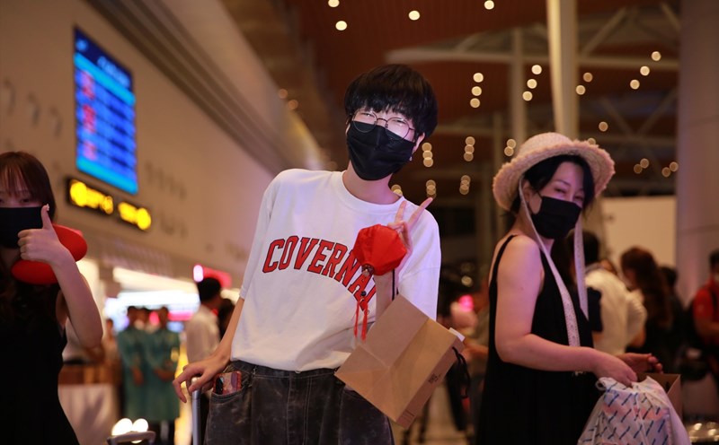 Du khách hào hứng, bất ngờ khi được nhận quà