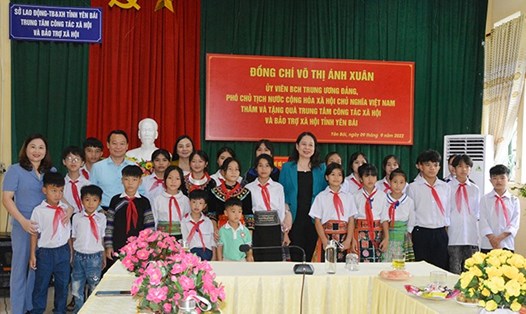 Phó Chủ tịch nước Võ Thị Ánh Xuân cùng lãnh đạo tỉnh chụp ảnh lưu niệm cùng các cháu thiếu nhi tại Trung tâm Công tác xã hội và Bảo trợ xã hội tỉnh Yên Bái. Ảnh: CTV.