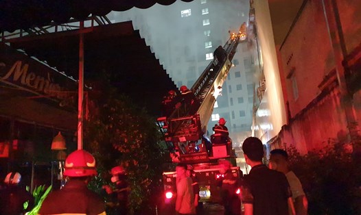 Thời điểm cứu hộ giải cứu người mắc kẹt trên tầng thượng quán karaoke bị cháy. Ảnh: T.H