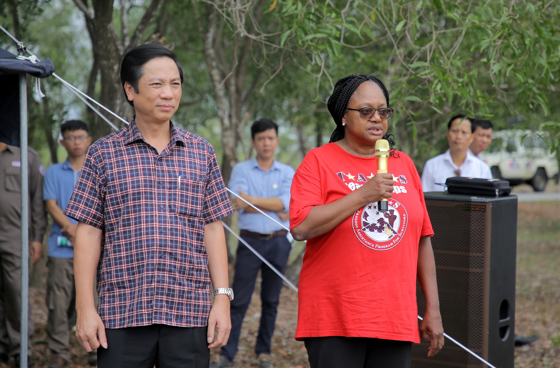 Đại sứ Bonnie Denise Jenkins - Thứ trưởng phụ trách lĩnh vực kiểm soát vũ khí và an ninh quốc tế, Bộ Ngoại giao Hoa Kỳ (bên phải ảnh) và ông Hoàng Nam - Phó Chủ tịch UBND tỉnh Quảng Trị tại hiện trường xử lý bom mìn xã Triệu Sơn. Ảnh: TH.