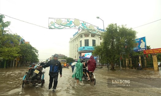 Nhiều tuyến phố ở Nam Định đã ngập úng. Ảnh: Vũ Mừng.