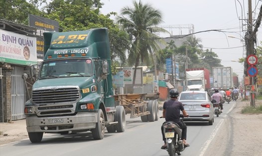 Đường Nguyễn Duy Trinh quá hẹp bị xe tải, xe container chiếm hết mặt đường. Ảnh: Minh Quân