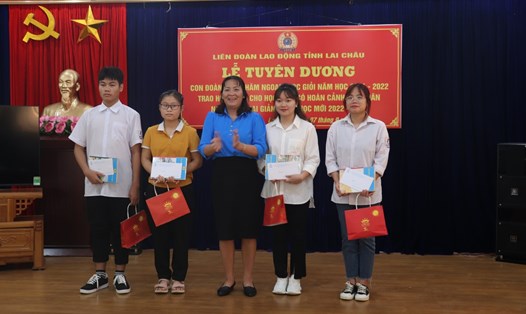Bà Nguyễn Thị Thiện – Chủ tịch LĐLĐ tỉnh Lai Châu trao thưởng cho học sinh đạt giải
trong các kỳ thi cấp Quốc gia năm học 2021 – 2022.
