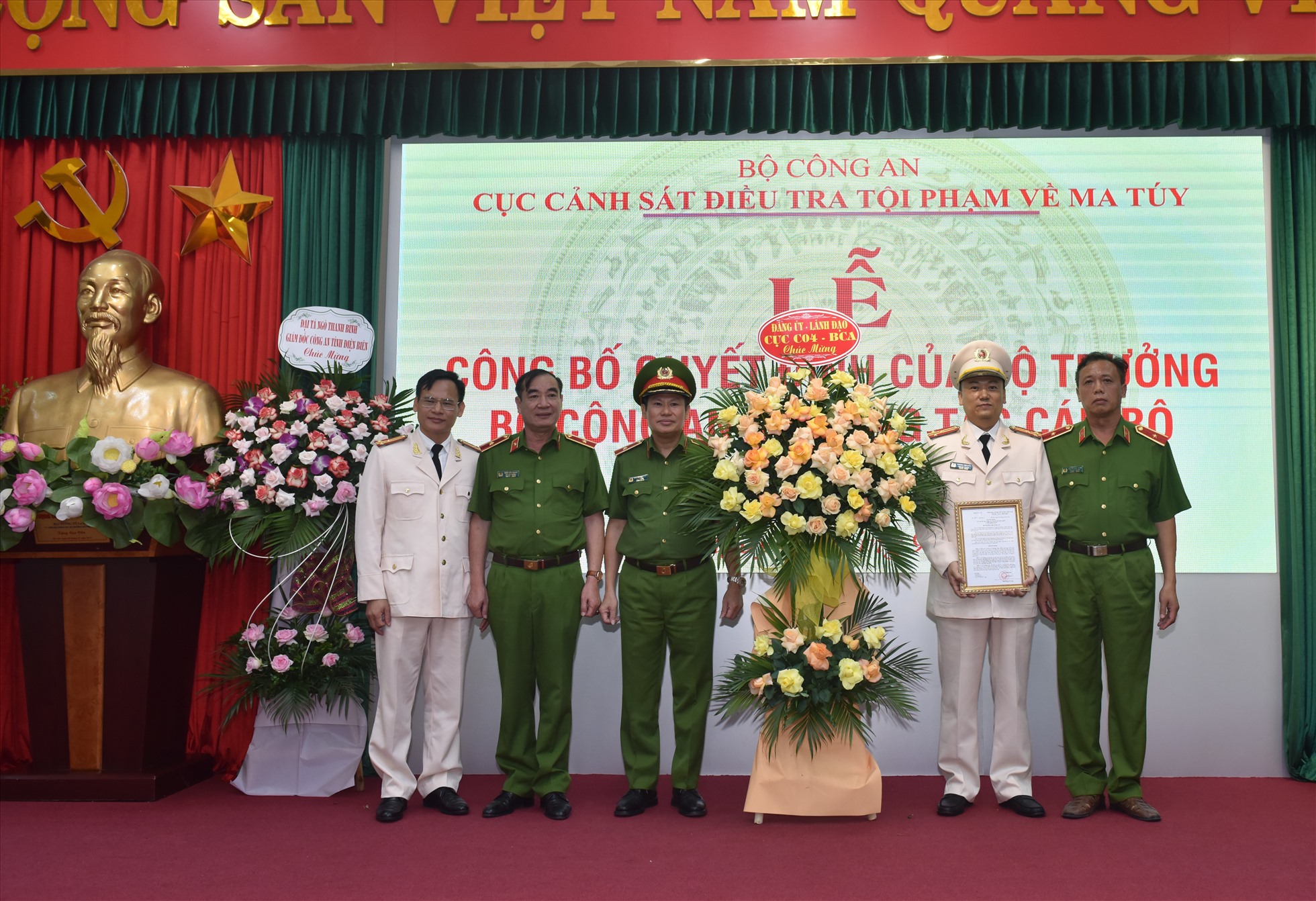 Cục trưởng C04 - Thiếu tướng Nguyễn Văn Viện (thứ 3, từ trái qua) trao quyết định bổ nhiệm với tân Phó Cục trưởng. Ảnh: H.Hà