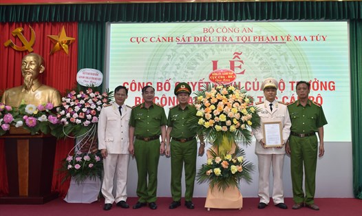 Cục trưởng C04 - Thiếu tướng Nguyễn Văn Viện (thứ 3, từ trái qua) trao quyết định bổ nhiệm với tân Phó Cục trưởng. Ảnh: H.Hà