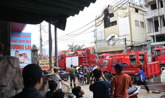 Hiện trường vụ cháy quán karaoke ở Bình Dương làm 32 người chết.  Ảnh: Đình Trọng