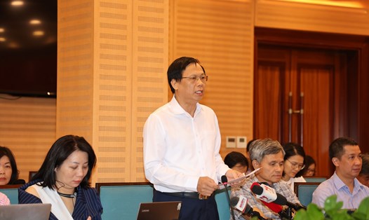 Ông Trần Quý Thái - Phó Chủ tịch UBND quận Hoàng Mai - thông tin tại họp báo. Ảnh: Minh Ánh