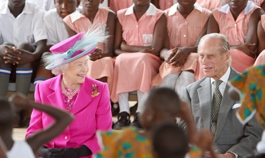 Nữ hoàng Elizabeth II và Hoàng thân Philip trong chuyến thăm cấp nhà nước tới Uganda năm 2007. Ảnh: AFP