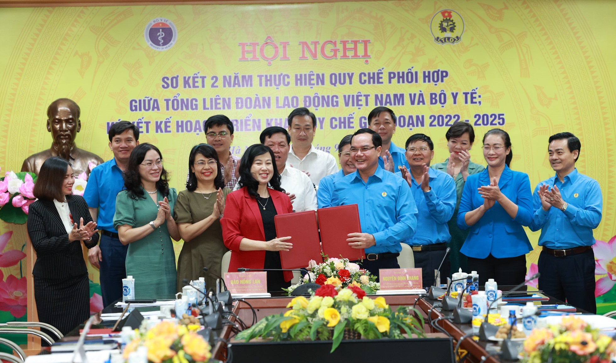 Chủ tịch Tổng Liên đoàn Lao động Việt Nam Nguyễn Đình Khang và Quyền Bộ trưởng Bộ Y tế Đào Hồng Lan ký kết kế hoạch triển khai quy chế giai đoạn 2022 - 2025. Ảnh: Hải Nguyễn
