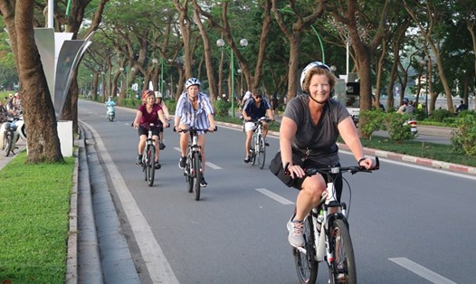 Hà Nội khuyến khích người dân sử dụng xe đạp, giảm thiểu ô nhiễm môi trường. Ảnh: MA