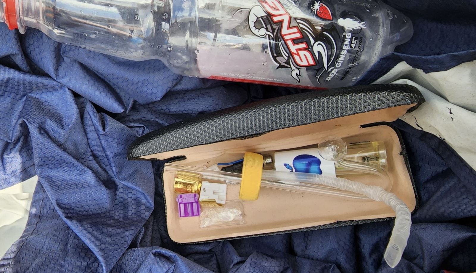 Tang vật là gói tinh thể màu trắng nghi là ma tuý đá và 1 bộ dụng cụ sử dụng ma tuý. Ảnh: PC08