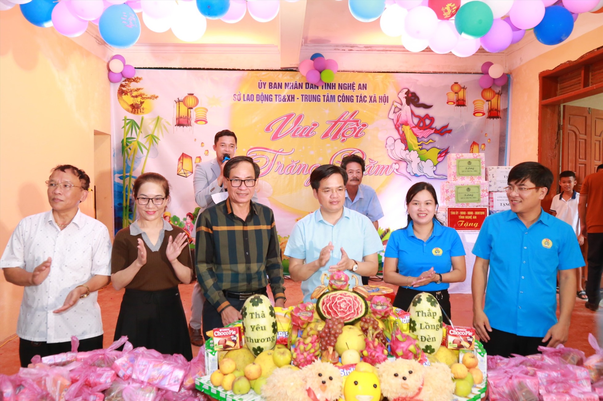 Các thành viên đoàn công tác vui tết Trung thu cùng các em thiếu nhi tại Trung tâm Công tác xã hội tỉnh Nghệ An. Ảnh: HT