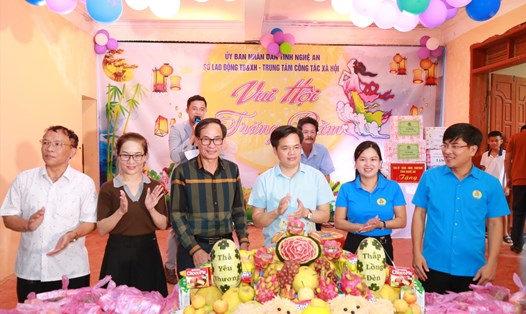 Các thành viên đoàn công tác vui tết Trung thu cùng các em thiếu nhi tại Trung tâm Công tác xã hội tỉnh Nghệ An. Ảnh: HT