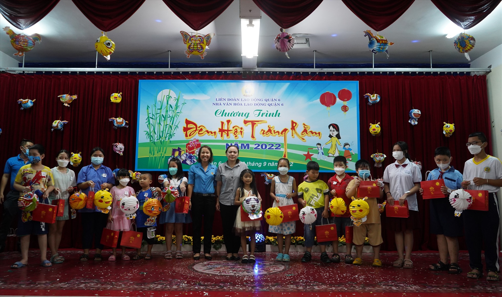 Các em thiếu nhi được Liên đoàn Lao động quận 6 tặng quà trong chương trình Đêm hội trăng rằm. Ảnh: PN