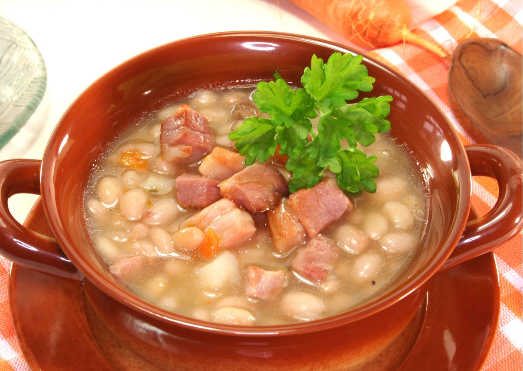 Súp đậu trắng với thịt xông khói và các loại thảo mộc bổ dưỡng. Ảnh: Stylecraze)