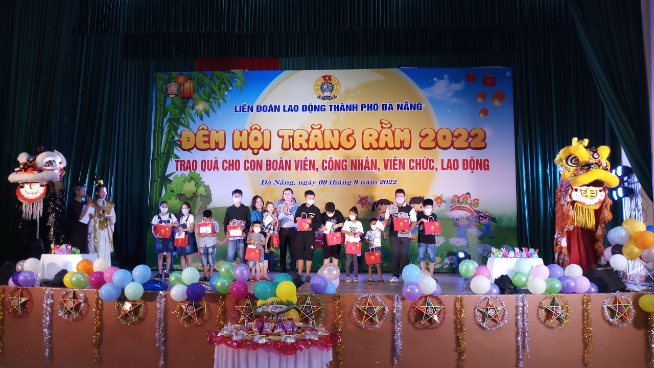 LĐLĐ thành phố Đà Nẵng tổ chức "Đêm hội trăng rằm" cho con đoàn viên, người lao động khó khăn. Ảnh: Tường Minh