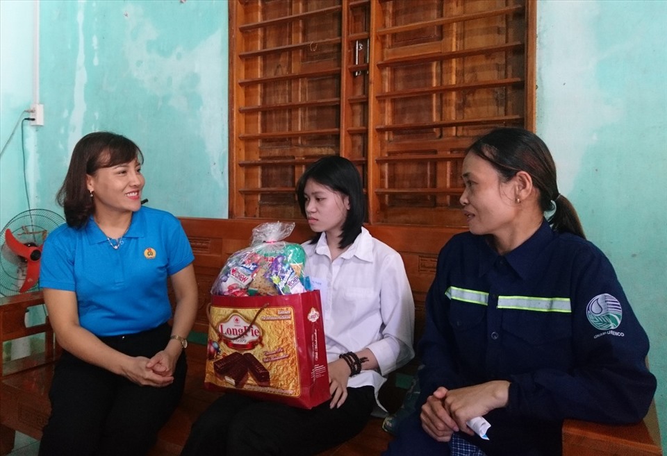 Bà Nguyễn Thị Ngọc Ánh – PCT LĐLĐ tỉnh Quảng Nam thăm hỏi và tặng quà cho các cháu thiếu nhi là con đoàn viên, người lao động.
