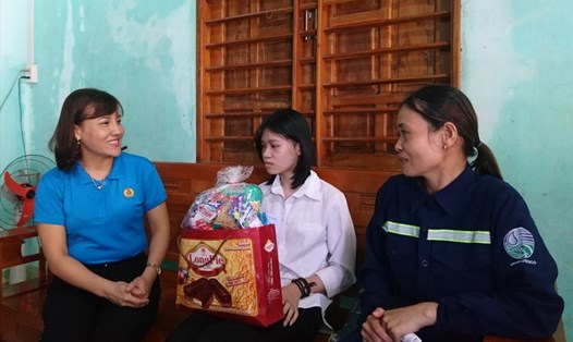 Bà Nguyễn Thị Ngọc Ánh – PCT LĐLĐ tỉnh Quảng Nam thăm hỏi và tặng quà cho các cháu thiếu nhi là con đoàn viên, người lao động.