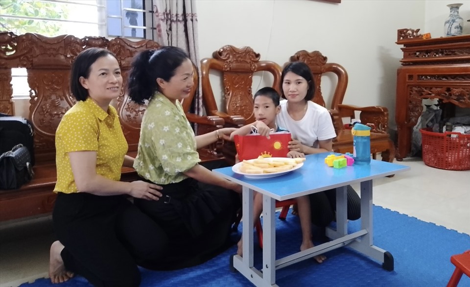 Liên đoàn Lao động huyện Quốc Oai trao quà Tết Trung thu. Ảnh:CĐH