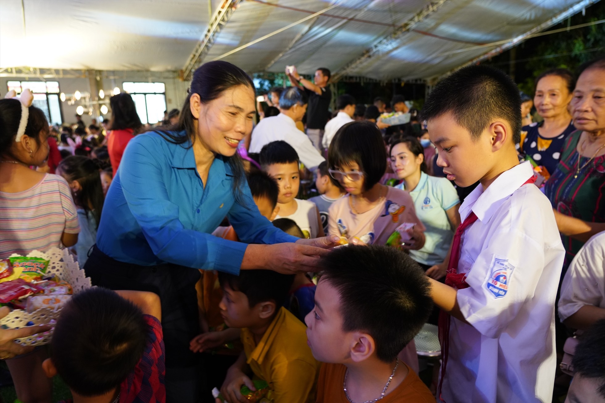Chủ tịch Liên đoàn Lao động tỉnh Trịnh Thị Thoa trao quà tới con công nhân lao động tại chương trình.