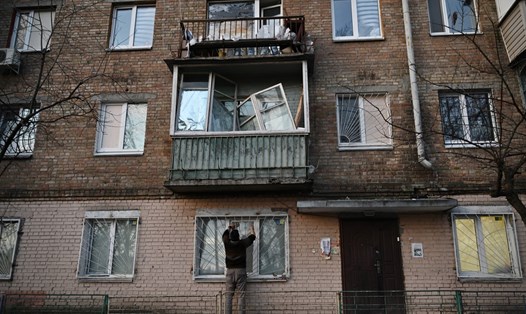 Cửa sổ bị vỡ trong cuộc không kích của Nga vào thủ đô Kiev, Ukraina, ngày 31.12.2022. Ảnh: AFP