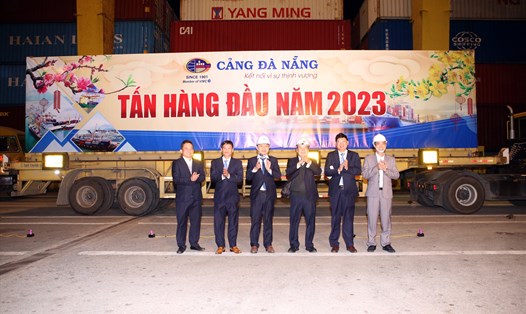 Chuyến hàng đầu tiên được tổ chức đón tại cảng Tiên Sa, Đà Nẵng đúng 0 giờ sáng 1.1.2023. Ảnh: Phan Thanh