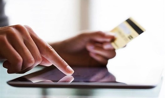 Quyết định mua sắm online của người dùng đang bị ảnh hưởng rất nhiều bởi quảng cáo. Ảnh: AFP