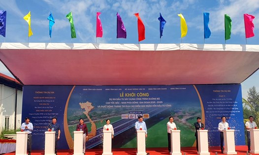Các đại biểu chính thức khởi công đường cao tốc tại tỉnh Cà Mau. Ảnh: Nhật Hồ