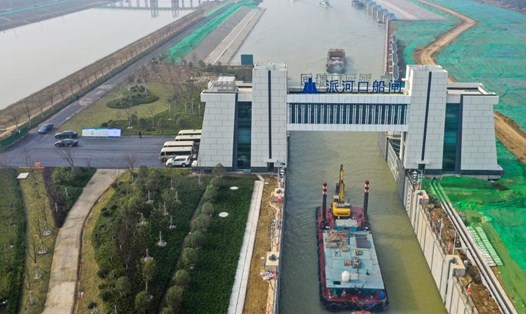 Tàu đi qua âu thuyền Paihekou của dự án chuyển hướng nước từ sông Dương Tử sang sông Hoài Hà, tỉnh An Huy, Trung Quốc, ngày 30.12.2022. Ảnh: Tân Hoa Xã
