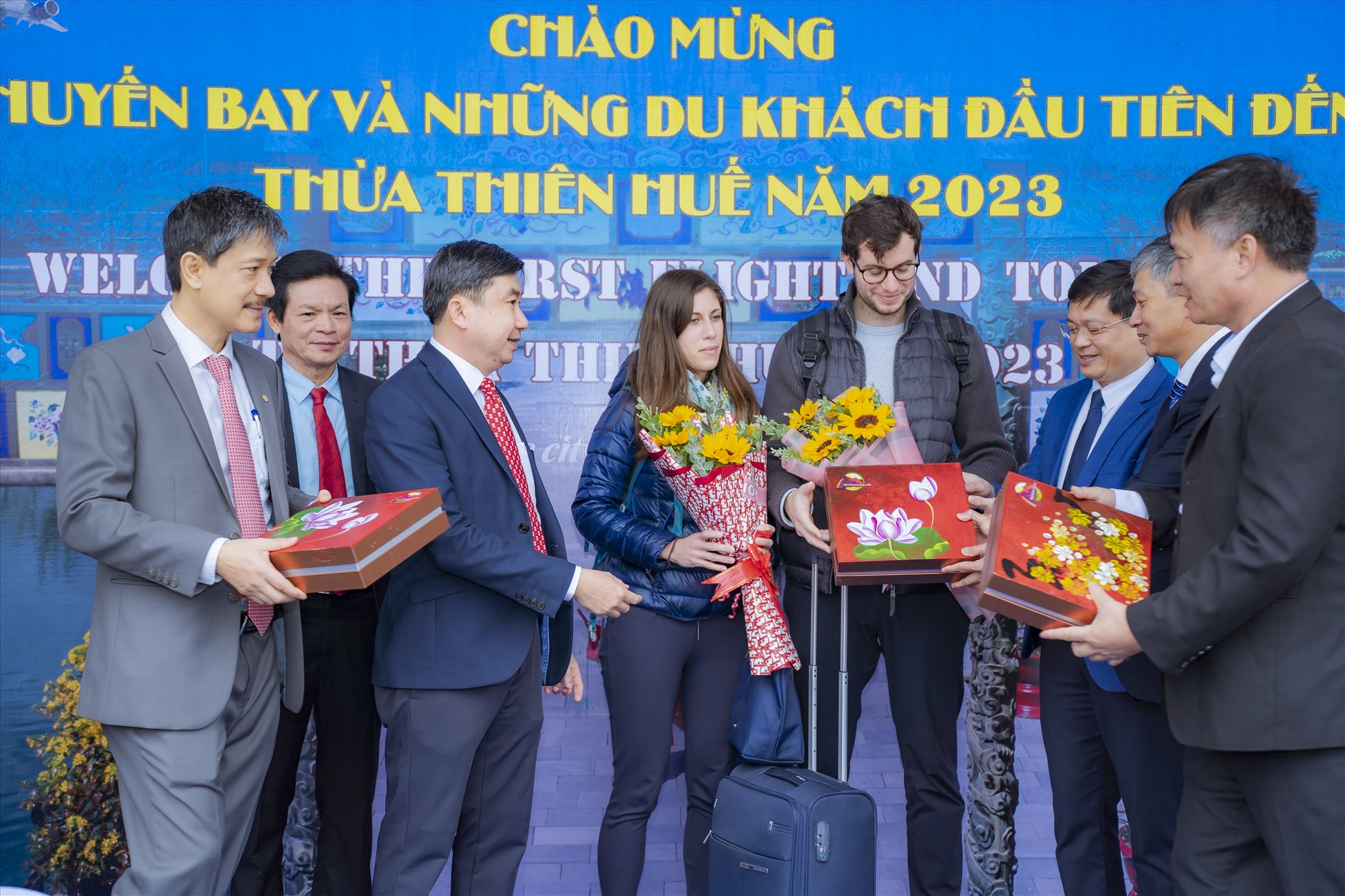 Tặng hoa, quà lưu niệm cho các du khách đầu tiền đến Thừa Thiên Huế bằng đường hàng không. Ảnh: Lê Hoàng.