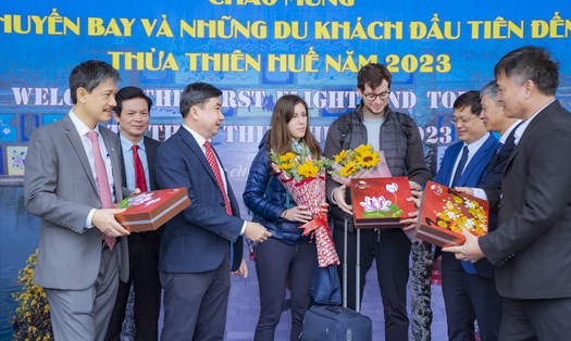 Tặng hoa, quà lưu niệm cho các du khách đầu tiền đến Thừa Thiên Huế bằng đường hàng không. Ảnh: Lê Hoàng.