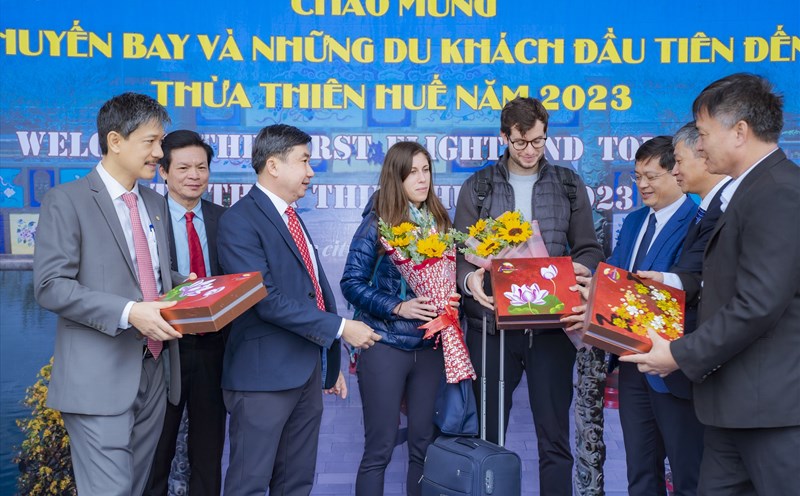 Tặng hoa, quà lưu niệm cho các du khách đầu tiền đến Thừa Thiên Huế bằng đường hàng không. Ảnh: Lê Hoàng.