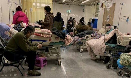 Các bệnh viện trên khắp Trung Quốc đã bị quá tải bởi một lượng lớn người già bị nhiễm COVID-19. Ảnh: AFP