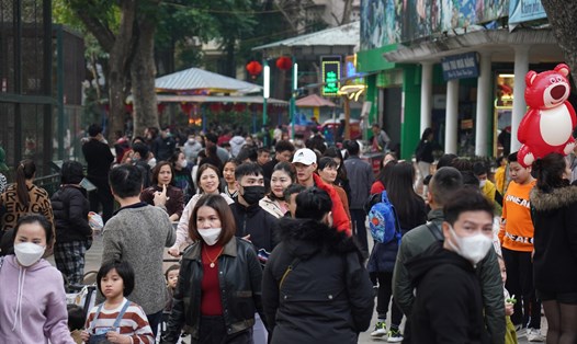 Công viên Thủ Lệ trở nên đông đúc trong kỳ nghỉ lễ Tết Dương lịch 2023. Ảnh: Hữu Chánh