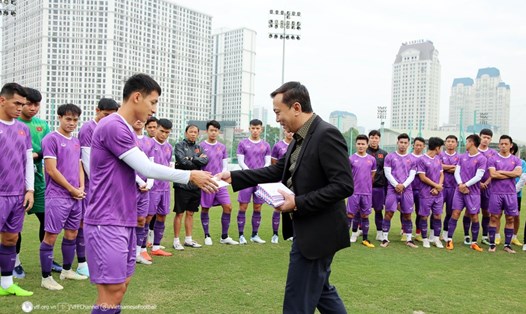 Đội tuyển Việt Nam được Chủ tịch Liên đoàn bóng đá Việt Nam lì xì trong buổi tập đầu năm mới. Ảnh: VFF