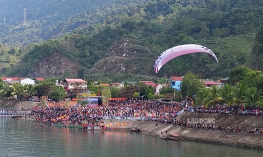 Hàng chục nghìn người đã đổ về Thị xã Mường Lay chứng kiến Lễ hội đua thuyền đuôi én trên lòng hồ sông Đà. Ảnh: Văn Thành Chương