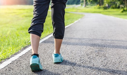 Đi bộ vào buổi sáng sẽ giúp cải thiện tâm trạng và tăng cường năng lượng cho cơ thể. Ảnh: Xinhua