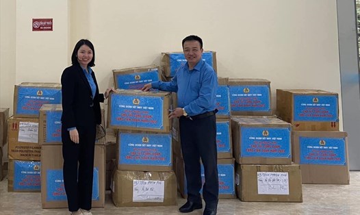 Công đoàn Dệt may Việt Nam đóng góp 4 sản phẩm may mặc cho Chương trình Chợ Tết Công đoàn năm 2023 của Tổng Liên đoàn Lao động Việt Nam. Ảnh: Thuỷ Hồng
