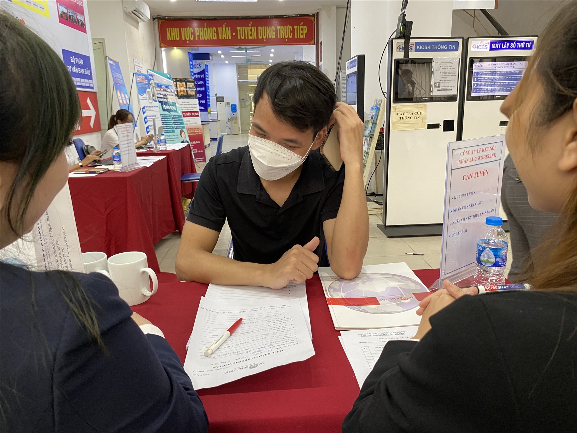 Lao động làm việc ở nước ngoài về nước tìm kiếm việc làm. Ảnh: Anh Thư