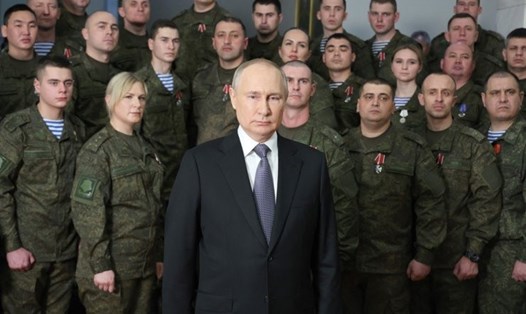 Tổng thống Nga Vladimir Putin chúc mừng năm mới 2023 từ Quân khu phía Nam, ngày 31.12.2022. Ảnh: AFP