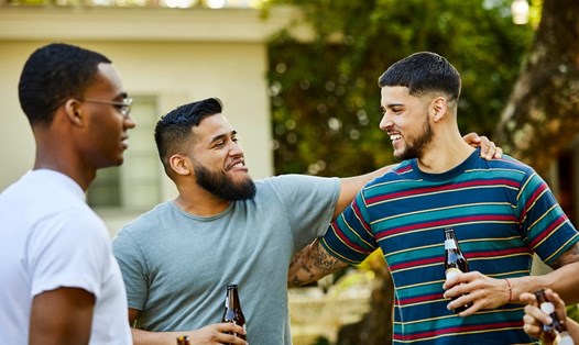 Quan hệ bạn bè của đàn ông thường gắn với hoạt động vui chơi, giải trí, thể thao… hoặc điểm chung về sở thích hơn là dựa trên kết nối tình cảm. Ảnh: Insider